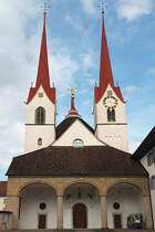 Muri AG, ehemalige Klosterkirche, Westeingang mit Vorhalle und Doppelturmfassade. Unterer Teil Sdturm (r.) romanischen Ursprungs. Oberbau Nordturm sowie der beiden Spitzhelme 1558. Aufnahme nach der Aussenrestauration, 19. Aug. 2010, 17:23 (vor Restauration: Bild 20524)