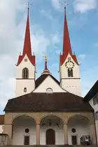 Muri AG, ehemalige Klosterkirche, Westeingang mit Vorhalle und Doppelturmfassade. Unterer Teil S�dturm (r.) romanischen Ursprungs. Oberbau Nordturm sowie der beiden Spitzhelme 1558. Aufnahme nach der Aussenrestauration, 19. Aug. 2010, 17:23 (vor Restauration: Bild 20524)