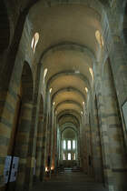 Payerne, ehemalige Abteikirche Notre Dame. Mittelschiff in Richtung Osten und Chor. Romanische Pfeilerbasilika mit Tonnengewlbe und einschneidendem Lichtgaden. Gesamtlnge 67 m. Die westlichen Joche im Vordergund sind 14 m hoch. Aufnahme vom 22. Aug. 2010, 17:11