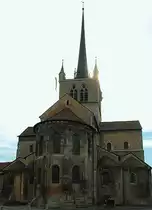 Payerne, ehemalige Abteikirche Notre Dame. Neben Romainm�tier die bedeutendste romanische Klosterkirche der Schweiz. Blick von Osten auf den Chor mit cluniazensischem Vorbau: 5 Apsiden. Dahinter u.a. Vierungsturm mit Holzkrone und Nadel, sp�tgotisch. Gesamth�he 63.40 m. Aufnahme leider bei Gegenlicht, 22. Aug. 2010, 16:39