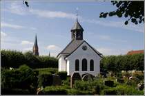 Den Mittelpunkt der Fischersiedlung Holm in Schleswig bildet der Friedhof mit seiner Kapelle. 07.08.2010