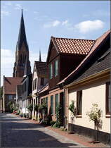 Die Tpferstrae in Schleswig, im Hintergrund der Turm des Domes St. Petri. 07.08.2010