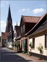 Die T�pferstra�e in Schleswig, im Hintergrund der Turm des Domes St. Petri. 07.08.2010