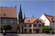 �ber die Geb�ude des Rathausmarktes ragt der 112 m hohe Turm des Schleswiger Domes St. Petri. 07.08.2010