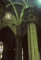 Milano, Mailnder Dom (Duomo di Santa Maria Nascente), Blick ins nrdliche Seitenschiff. Sehr hohe, schlanke Pfeiler. Kapitelle erreichen gar 6 m Hhe. Gewlbe mit  trompe d'oeil -Masswerk (gemalt) und Kreuzrippen, gotisch. Aufnahme von Dez. 1993, HQ-Scan ab Dia.