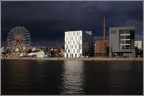 Gl�ck gehabt, diese dunklen Wolken sind - ohne Schauer zu entladen - an Bremerhaven vorbeigezogen. t.i.m.e. port II (rechtes Geb�ude) und III am Neuen Hafen bekommen zur Sail ein Riesenrad als Nachbarn. 24.08.2010