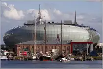 Hinter der S�dkaje des Neuen Hafens und einem alten Hafengeb�ude macht sich das im Sommer 2009 er�ffnete Klimahaus in Bremerhaven breit. 24.08.2010