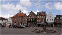 Huser am Markt in Husum. Das rote Gebude links mit dem Turm ist das alte Rathaus. 13.08.2010