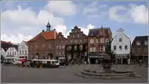 H�user am Markt in Husum. Das rote Geb�ude links mit dem Turm ist das alte Rathaus. 13.08.2010