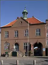 Das 1601 erbaute alte Rathaus von Husum beherbergt heute die Tourist Information. Der Durchgang und die dahinterliegende Gasse f�hren zum Schloss vor Husum. 13.08.2010