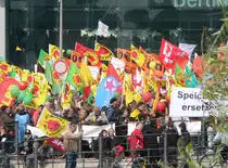 Anti-Atomkraft-Demo - bunte Farben gegen nicht nachhaltige, schmutzige und vier Gro�konzerne bevorzugende Energiepolitik.