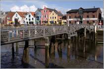 An der Hafenstrae in Husum verbindet eine Fugngerbrcke beide Seiten des Binnenhafens miteinander. 13.08.2010