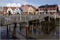 An der Hafenstra�e in Husum verbindet eine Fu�g�ngerbr�cke beide Seiten des Binnenhafens miteinander. 13.08.2010