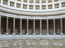 ber den Tafeln mit den Namen bedeutender Feldherren (im Bild: Graf Gneisenau General der Infanterie Preussen, Wilhelm Kronprinz von Wuerttemberg, Wilhelm Herzog von Braunschweig, Friedrich Erbprinz von Hessen Homburg General der Cavallerie Oesterrreich, Graf York von Wartenburg General der Infanterie Preuen) befindet sich eine Sulengalerie toskanischer Ordnung mit Namen der von napoleonischen Truppen besetzten Stdte (im Bild: Stettin, Torgau, Danzig, Wittenberg, Herzogenbusch); Befreiungshalle Kelheim, 05.08.2010 
