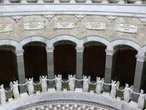 Im Inneren der Befreiungshalle stehen vor 18 Nischen insgesamt 34 Siegesgttinnen (Viktorien) aus weiem Marmor, die sich die Hnde reichen und somit einen feierlichen Reigen bilden (symbolisierend die Staaten des Deutschen Bundes), ber den Nischen befinden sich Tafeln mit den Namen bedeutender Feldherren; im Bild: Graf Gyulai Feldzeugmeister sterreich, Graf Kleist von Nollendorf General der Infanterie Preuen, Graf Colloredo Feldzeugmeister sterreich, Graf Tauenzien von Wittenberg General der Infanterie Preussen; Kelheim, 05.08.2010
