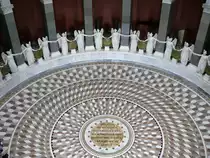 Spruch K�nig Ludwig I. im Marmorfu�boden der Befreiungshalle: MOECHTEN DIE TEUTSCHEN NIE VERGESSEN WAS DEN BEFREIUNGSKAMPF NOTHWENDIG MACHTE UND WODURCH SIE GESIEGT; Kelheim, 05.08.2010
