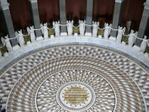 Spruch Knig Ludwig I. im Marmorfuboden der Befreiungshalle: MOECHTEN DIE TEUTSCHEN NIE VERGESSEN WAS DEN BEFREIUNGSKAMPF NOTHWENDIG MACHTE UND WODURCH SIE GESIEGT; Kelheim, 05.08.2010
