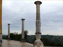 Drei der insgesamt 18 Sulen auf dem ueren Rundgang der Befreiungshalle Kelheim; 05.08.2010
