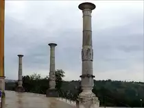 Drei der insgesamt 18 S�ulen auf dem �u�eren Rundgang der Befreiungshalle Kelheim; 05.08.2010
