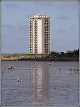 Das Hochhaus in B�sum d�rfte mit seinen ca. 85 m H�he das h�chste Haus an der schleswig-holsteinischen Nordseek�ste sein. Es wurde 1971 gebaut. 13.08.2010