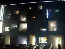 Wallfahrtskirche Ronchamp in Frankreich,
durch 27 teils farbige Fensterh�hlen auf der S�dseite f�llt das Licht in den kahlen Innenraum und erzeugt eine ganz besondere Atmosph�re, Sept.2010