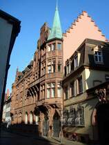 Freiburg im Breisgau,
dieses reprsentative Gebude in rotem Sandstein von 1899-1900 beherbergt die Sparkasse,
Juni 2010