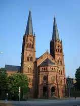 Freiburg im Breisgau,
die katholische Johanneskirche mit zwei markanten 60m hohen T�rmen,
1899 mit rotem Sandstein im Stil der Neoromanik erbaut, 2008-09 aufwendig renoviert, Besonderheit ist der im Westen angeordnete Altar,
Juni 2010
