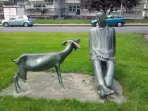 Ein Mann mit Ziege ( Bergmannskuh ) auf einem Gr�nstreifen in Herne am 21. September 2010.