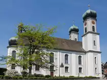 Lachen SZ, kath. Pfarrkirche zum hl. Kreuz. Barockbau nach Vorarlberger Schema, 1707-10 von Johann Peter und Gabriel Thumb unter Mitwirkung von Caspar Moosbrugger. S�dwand und �stliche Doppelturmfassade, 24. Mai 2010, 15:13
