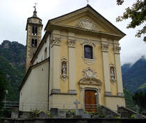 Ludiano TI, Valle di Blenio, Pfarrkirche S. Secondo. Bereits 1293 belegt. Hauptschlich Barock, 1779-82 restauriert. Westfassade mit Pilaster und korinthischen Kapitellen. Unterer Teil des Glockenturms romanisch. Auf Velotour, 13. Aug. 2010, 15:14