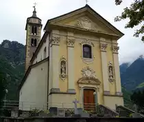 Ludiano TI, Valle di Blenio, Pfarrkirche S. Secondo. Bereits 1293 belegt. Haupts�chlich Barock, 1779-82 restauriert. Westfassade mit Pilaster und korinthischen Kapitellen. Unterer Teil des Glockenturms romanisch. Auf Velotour, 13. Aug. 2010, 15:14