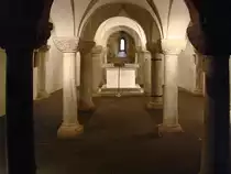 Muralto TI, San Vittore. Dem hl. Viktor geweihte romanische Kirche, deren Ursprung ins 9./10. Jh. zur�ck geht. Aufnahme der kleinen, 3-schiffigen Krypta (Unterkirche) in Richtung Osten und Chor, 12. Aug. 2010, 10:45