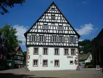 Alpirsbach im Schwarzwald,
die Oberamtei, ein Verwaltungsbau des Klosters, 1744 umgebaut und erweitert, heute Stadtb�cherei und Polizeistation, Aug.2010