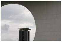 Blick  durchs  Bundeskanzleramt zum Carillon in Berlin-Tiergarten (Glockenturm). 19.08.2010 (Matthias)