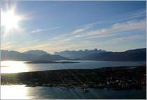 Blick von Osten auf den s�dlichen Teil der Stadt Troms�. Die Berge und Landschaft im Hintergrund sind Teil der Insel Kval�ya. 19.8.2004 (Jonas)