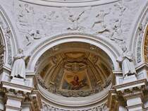 Zwischen Zwingli und Luther sieht man in der Kuppel den Evangelisten Johannes.
(13.09.2010)