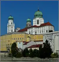 Der Dom St. Stephan in Passau ist eine von 1668 an wiedererbaute barocke Bischofskirche. Der Passauer Dom ist einer der gr��ten Dome mit dem gr��ten barocken Kircheninnenraum n�rdlich der Alpen. Dieses Bild des Passauer Dons entstand am 12.09.2010 w�hrend einem Ausflug mit dem Schiff auf dem Inn. (Jeanny) 