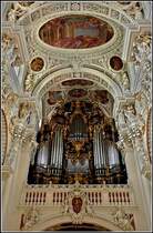 Die Hauptorgel auf der Westempore des Passauer Domes St. Stephan, die in den Jahren 1978 - 1984 und 1993 von der Orgelbaufirma Eisenbarth aus Passau gebaut wurde. Mit den anderen vier Orgeln mit zusammen 233 Registern und 17.794 Pfeifen bildet sie die grte Domorgel der Welt. 16.09.2010 (Jeanny)



