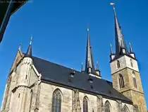 Die Johanniskirche in Saalfeld ist die gr��te Hallenkirche Th�ringens und z�hlt zu den bedeutendsten Kirchbauten im Freistaat. Nachdem der romanische Vorg�ngerbau im Jahre 1314 niedergebrannt war, entstand dieses heutige gotische Geb�ude. Bei einer umfassenden Sanierung zwischen 1891 und 1894 erhielt die Kirche schlie�lich ihre beiden markanten und weithin sichtbaren T�rme, die 64 Meter in die H�he ragen.