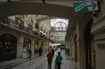 Unweit vom Kreml auf dem Roten Platz das ber�hmte und gr��te Kaufhaus GUM in Moskau von innen. Aufgenommen am 11.09.2010.