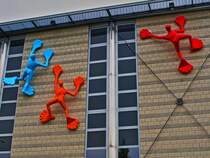 Flossis auf dem Weg nach oben. Diese poppigen Kletterer der Objektknstlerin Rosalie erklimmen das Institut fr Kunststoffverarbeitung (IKV) an der RWTH Aachen am Seffenter Weg. Die Figuren sind von 2005, aus Glasfaserverstrktem Kunststoff, mit Acryl Lackiert und jeweils ca. 3,2 mal 2,0 Meter gro. Die Knstlerin Rosalie ist unter anderem auch Malerin, Bhnenbildnerin und Professorin fr Gestaltung an der Hochschule Offenbach.