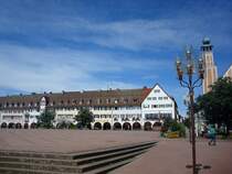 Freudenstadt im Schwarzwald, 
typisch fr den grten deutschen Marktplatz sind die Arkadengnge fast um den gesamten Platz, rechts der Rathausturm,