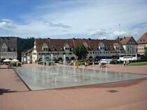 Freudenstadt im Schwarzwald,
1999 wurde auf Deutschlands grtem Marktplatz diese grozgige Wasserflche mit 50 Fontnen in Betrieb genommen, 
Aug.2010