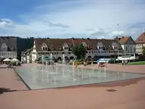 Freudenstadt im Schwarzwald,
1999 wurde auf Deutschlands gr��tem Marktplatz diese gro�z�gige Wasserfl�che mit 50 Font�nen in Betrieb genommen, 
Aug.2010
