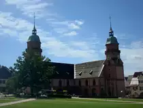 Freudenstadt im Schwarzwald, 
die evangelische Stadtkirche, im Renaissancestil mit gotischen Elementen 1601-08 in Winkelform erbaut, bildet die S�d-West-Ecke des Marktplatzes, im 19.Jahrhundert sa�en M�nner und Frauen getrennt im sogenannten Herren-b.z.w. Frauenschiff, der Pastor konnte vom Altar im Winkel beide �berblicken, ist neben Ruhla/Th�r. die einzig geplant und gebaute Winkelkirche in Deutschland, 
Aug.2010