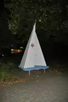 Ein Kunstwerk bei Nacht. Dieses Kustwerk steht im Lehrte/Ahltnerstra�e.