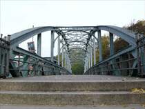 Fugngerrbrcke neben der Hubbrcke; Lbeck, 8.10.2010
