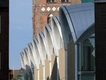 Die Dachkonstruktion des Kaufhauses Peek & Cloppenburg soll an liegende Weinflaschen erinnern; Schsselbuden, Lbeck, 08.10.2010
