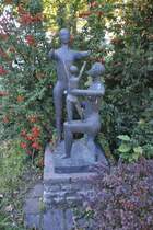 Kunstwerk, in Lehrte  Familie mit Kind , in Lehrte. Foto vom 10.10.2010.