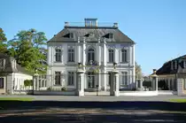 Schlo� Falkenlust in Br�hl, Frontansicht von der Allee aus auf das Hauptgeb�ude. 10.10.2010